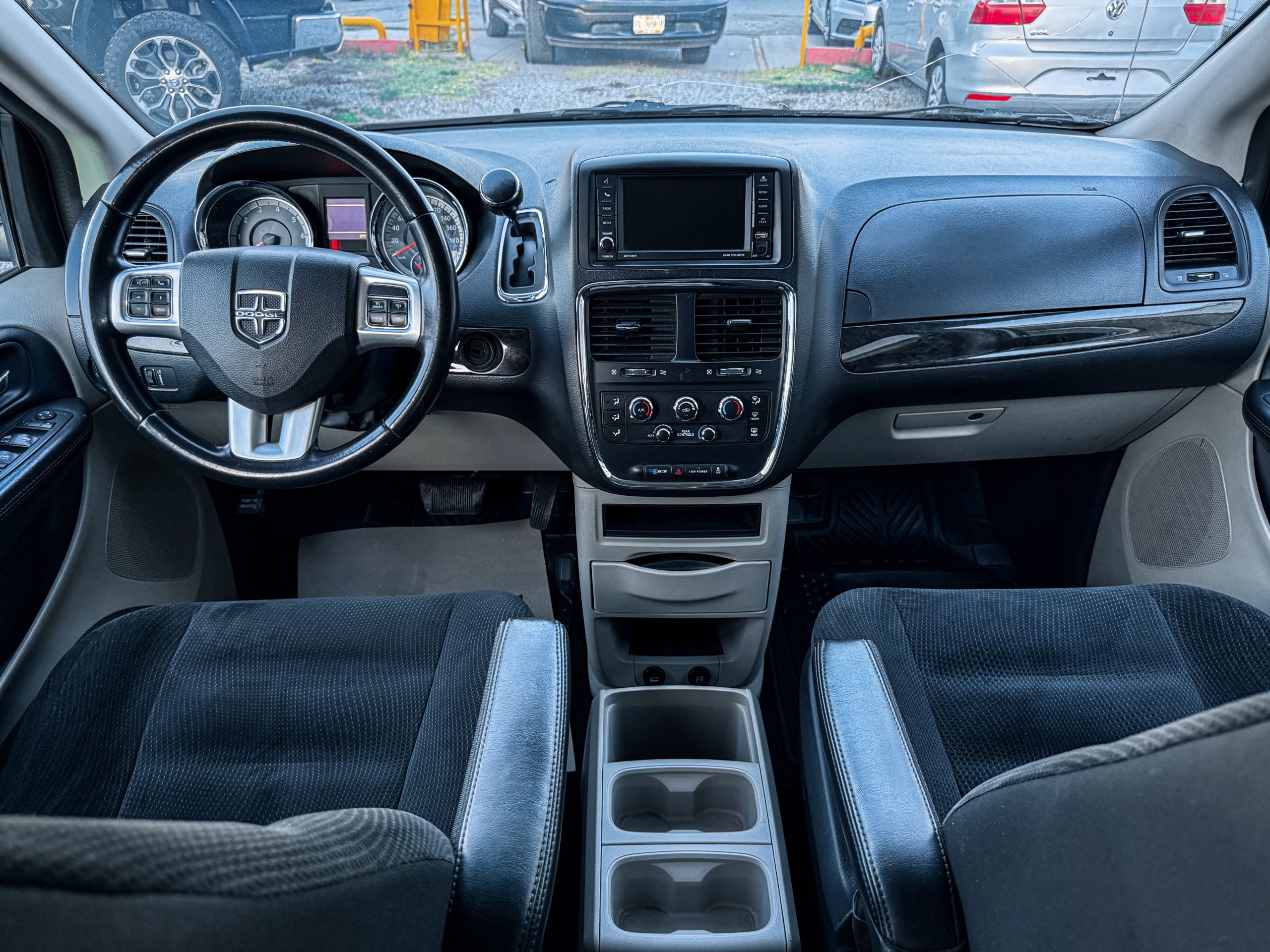 
								GRAND CARAVAN SXT full									