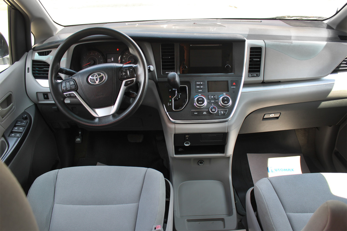 
								TOYOTA SIENNA CE full									