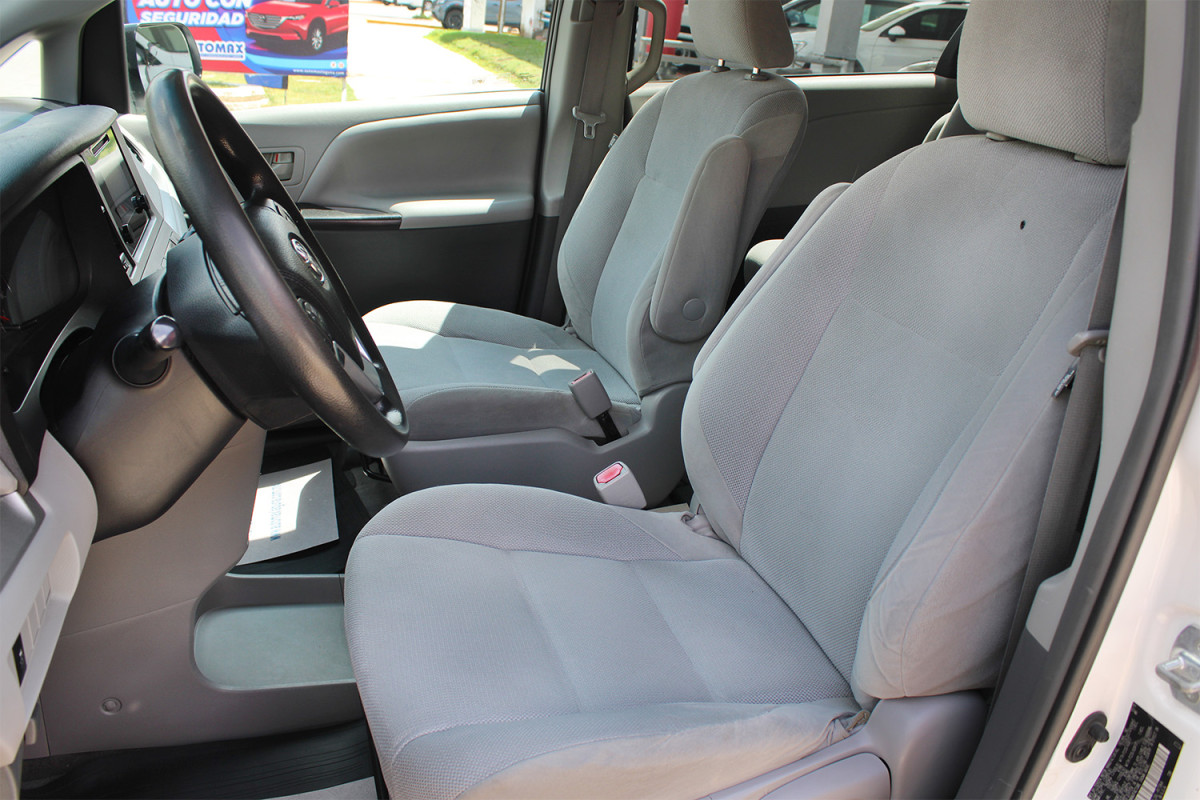 
								TOYOTA SIENNA CE full									