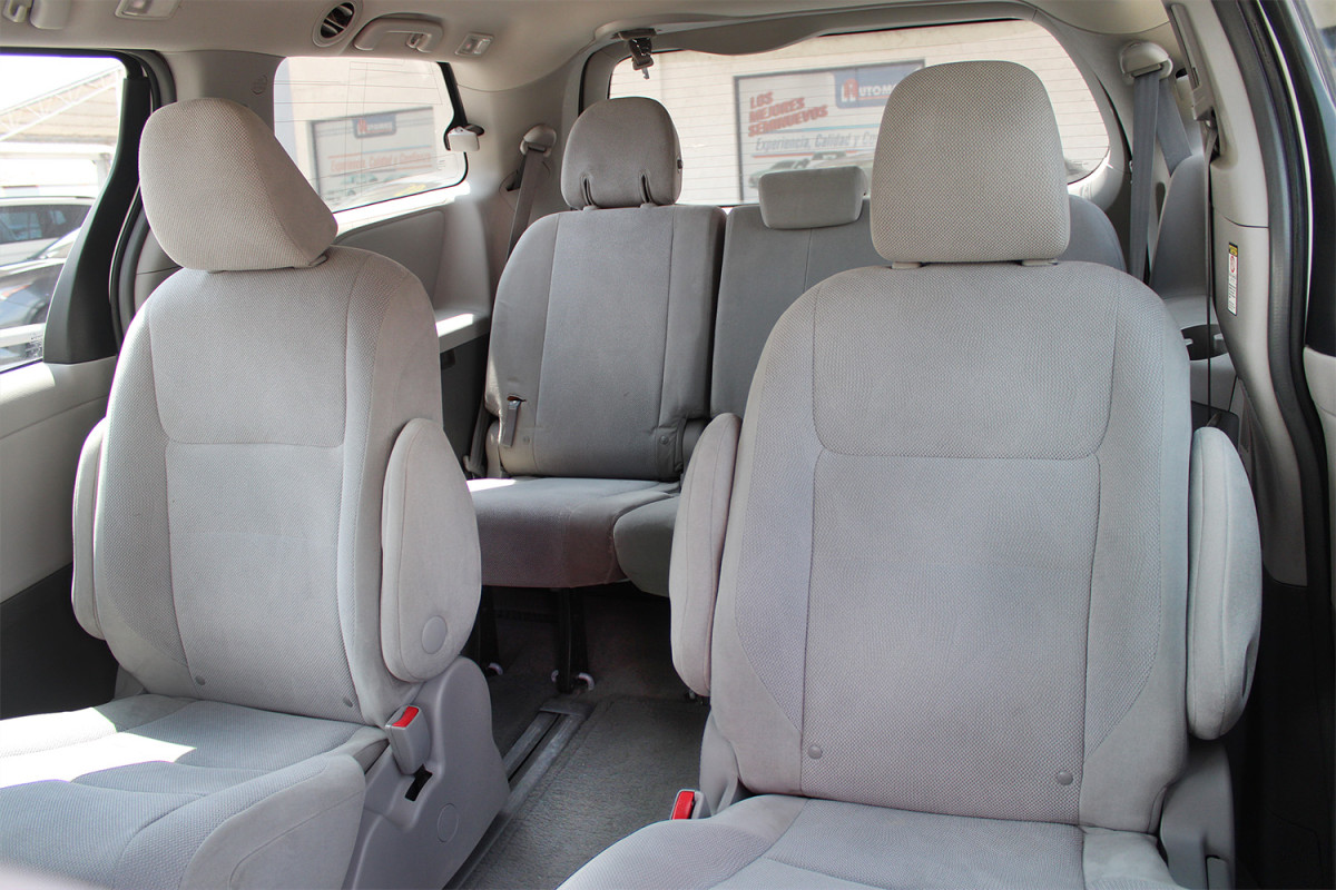 
								TOYOTA SIENNA CE full									