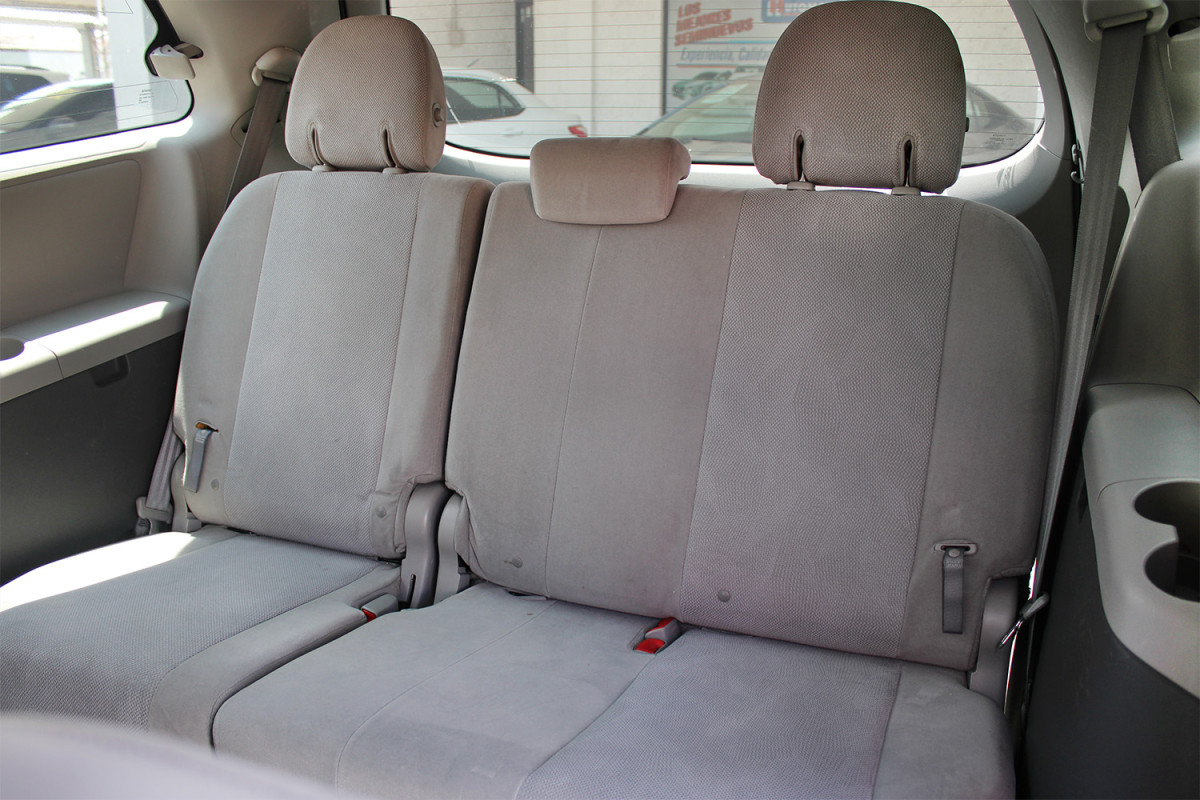 
								TOYOTA SIENNA CE full									