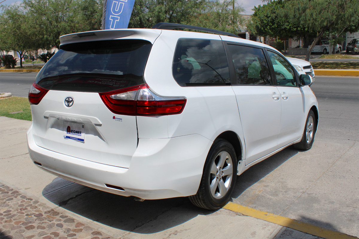 
								TOYOTA SIENNA CE full									