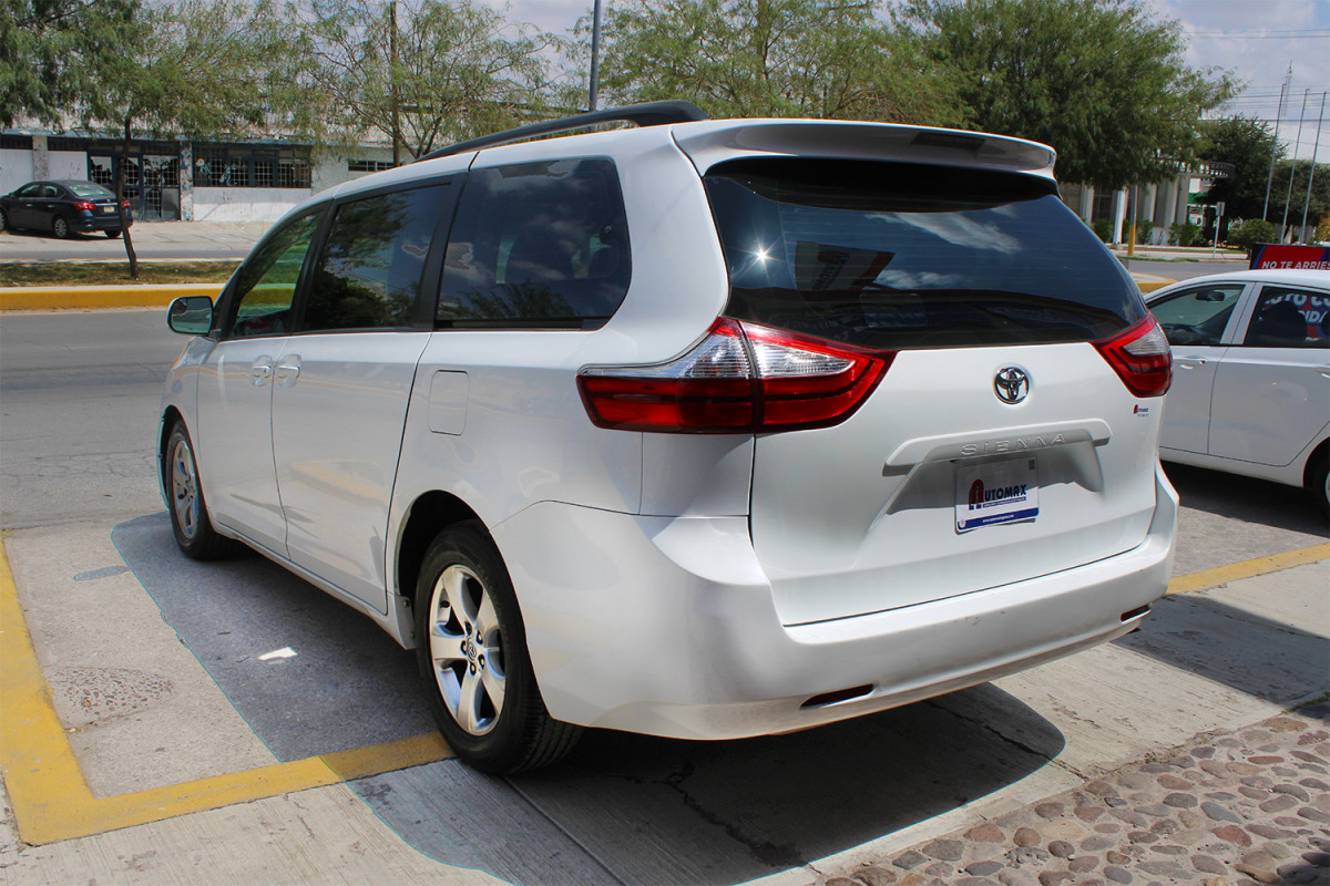
								TOYOTA SIENNA CE full									