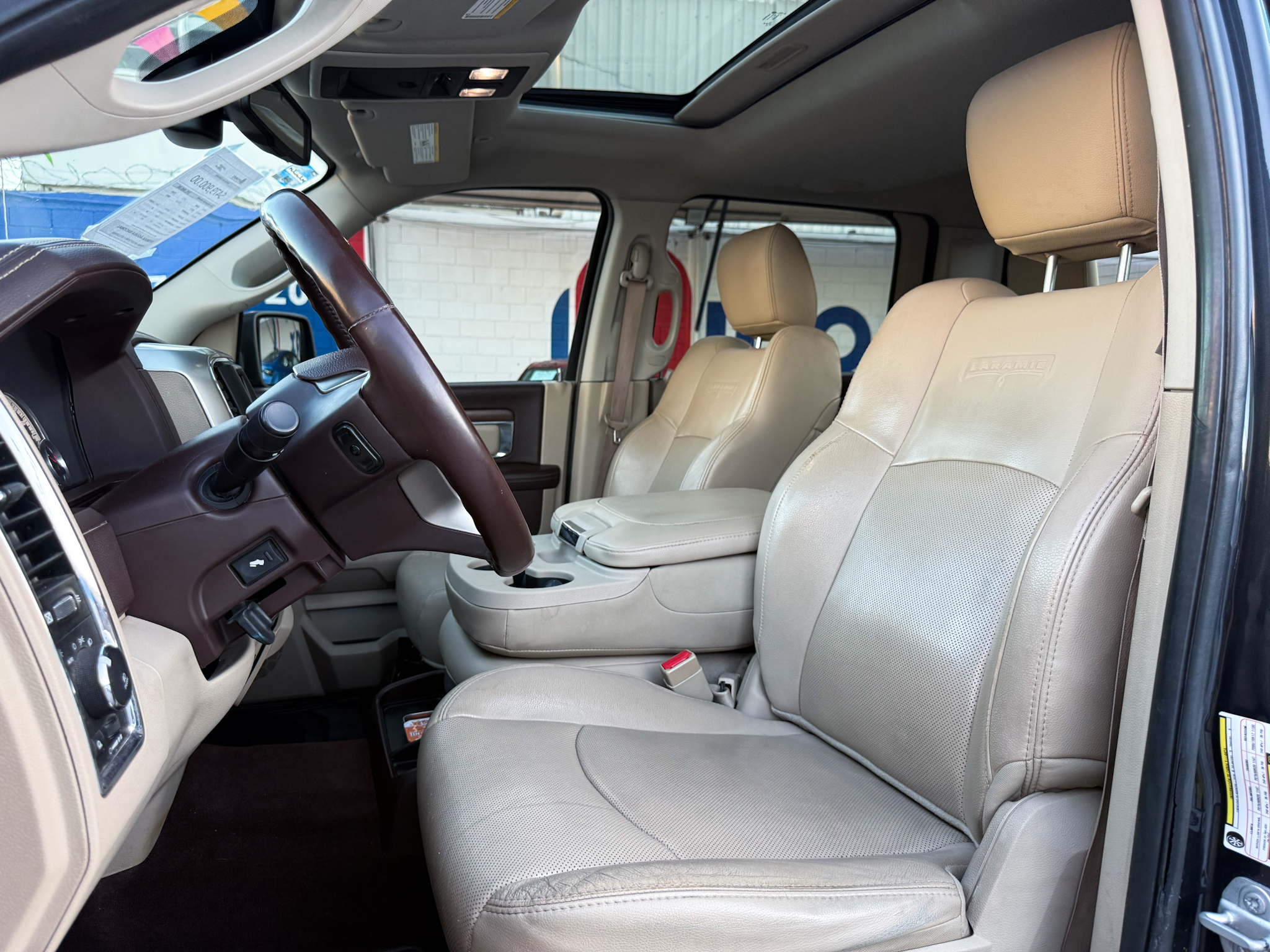 
								RAM 2500 LARAMIE full									